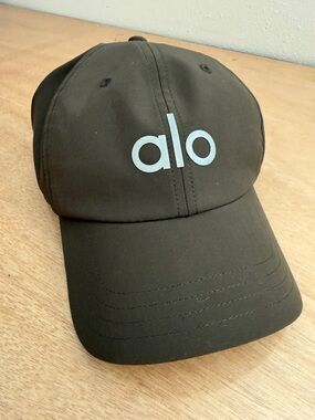 ALO Yoga Espresso Off Duty Performance Baseball Cap with Silver Logo